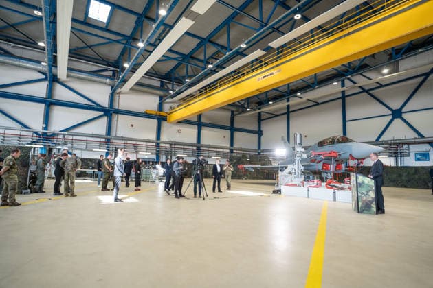 Bundeskanzler Friedrich Merz nimmt vor einem Eurofighter eine Videobotschaft auf;Bundeskanzler Friedrich Merz besucht Standort der Luftwaffe in Laage bei Rostock, Laage, Rostock Mecklenburg-Vorpommern Deutschland Fliegerhost Laage *** Federal Chancellor Friedrich Merz records a video message in front of a Eurofighter Federal Chancellor Friedrich Merz visits the air force base in Laage near Rostock, Laage, Rostock Mecklenburg-Vorpommern Germany Fliegerhost Laage
