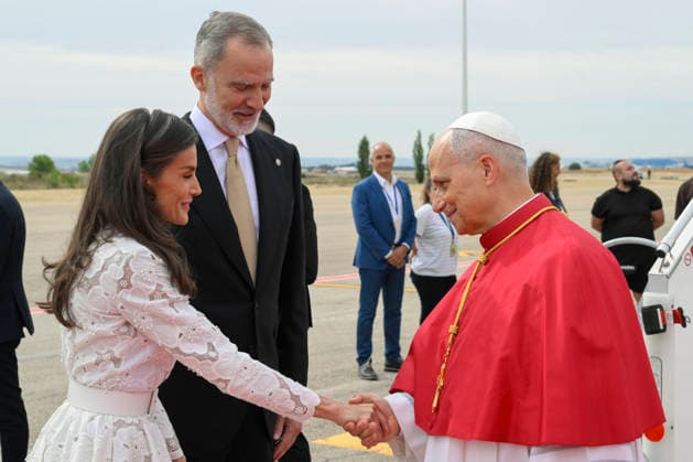 SPAIN - POPE LEO XIV ARRIVAL AT THE ADOLFO SUAREZ MADRID BARAJAS INTERNATIONAL AIRPORT - 2026 6 6 Spain, Vatican, 2026 6 6 Pope Leo XIV is welcomed by the King of Spain Felipe VI and Queen Letizia, upon his arrival at the Adolfo Suarez Madrid Barajas International Airpot EDITORIAL USE ONLY - NO BOOKS Copyright: xVATICANxMEDIA CPPx