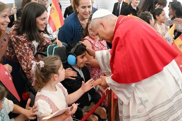 SPAIN - POPE LEO XIV ARRIVAL AT THE ADOLFO SUAREZ MADRID BARAJAS INTERNATIONAL AIRPORT - 2026 6 6 Spain, Vatican, 2026 6 6Pope Leo XIV blesses a child upon his arrival at the Adolfo Suarez Madrid Barajas International Airport, Saturday on the occasion of his Apostolic journey to Spain EDITORIAL USE ONLY - NO BOOKS Copyright: xVATICANxMEDIA CPPx