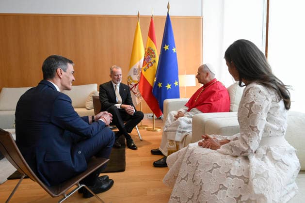 SPAIN - POPE LEO XIV ARRIVAL AT THE ADOLFO SUAREZ MADRID BARAJAS INTERNATIONAL AIRPORT - 2026 6 6 Spain, Vatican, 2026 6 6 Pope Leo XIV is welcomed by the King of Spain Felipe VI and Queen Letizia, upon his arrival at the Adolfo Suarez Madrid Barajas International Airpot EDITORIAL USE ONLY - NO BOOKS Copyright: xVATICANxMEDIA CPPx