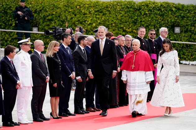 Pope Leo XIV arrives at Adolfo Suarez Madrid Barajas Airport King Felipe and Queen Letizia receive Pope Leo XIV at Adolfo Suarez Madrid Barajas Airport, June 6, 2026, in Madrid Spain Pope Leo XIV begins an official visit to Spain that includes several institutional and religious events During his stay, the pontiff meets with the main authorities of the State and celebrates liturgical ceremonies open to the faithful The visit strengthens relations between the Holy See and Spain and focuses on social and spiritual issues 06 JUNE 2026 PAPAL VISIT TO PÉ Madrid Madrid Spain  Copyright: xA.xPÃ rezxMecax 7575816