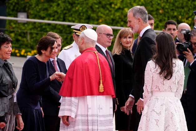 King Felipe and Letizia and Isabel Diaz Ayuso and Jose Luis MArtinez Almeida with Pope Leon XIV attending of welcome ceremony to Pope at the airport in Madrid on Saturday, 06 June 2026. Cordon Press 
