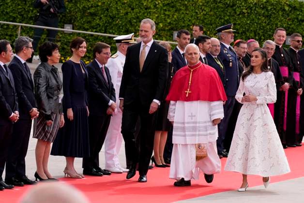 King Felipe and Letizia and Isabel Diaz Ayuso and Jose Luis MArtinez Almeida with Pope Leon XIV attending of welcome ceremony to Pope at the airport in Madrid on Saturday, 06 June 2026. Cordon Press 
