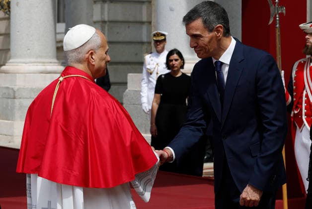 Spain s Prime Minister Pedro Sanchez (R) greets Pope Leo XIV (L) during the welcoming ceremony held by King and Queen at the Royal Palace in Madrid, Spain, 06 June 2026. Pope Leo XIV visits Spain !ACHTUNG: NUR REDAKTIONELLE NUTZUNG!  Copyright: xJ.J.xGuillenx GRAF1962 20260606-55020516614_1
