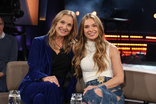 Lola Weippert, Moderatorin, und ihre Mutter Conny (links), zu Gast in der NDR Talk Show am 5.6.2026, Fototermin vor der Sendung im 3. Programm des NDR Fernsehen im Fernsehstudio Hamburg Lokstedt *** Lola Weippert, presenter, and her mother Conny left, guest on the NDR Talk Show on 5 6 2026, photo session before the broadcast on the 3 program of NDR television in the Hamburg Lokstedt television studio