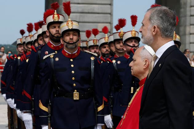 Spain s King Felipe VI (R) and Pope Leo XIV (2R) review the Royal Guard during the welcoming ceremony held at the Armeria Square in the Royal Palace in Madrid, Spain, 06 June 2026. Pope Leo XIV visits Spain !ACHTUNG: NUR REDAKTIONELLE NUTZUNG!  Copyright: xJ.J.xGuillénx GRAF1963 20260606-55020516626_1