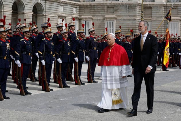 Spain s King Felipe VI (R) and Pope Leo XIV (2R) review the Royal Guard during the welcoming ceremony held at the Armeria Square in the Royal Palace in Madrid, Spain, 06 June 2026. Pope Leo XIV visits Spain !ACHTUNG: NUR REDAKTIONELLE NUTZUNG!  Copyright: xJ.J.Guillenx GRAF1964 20260606-55020516629_1