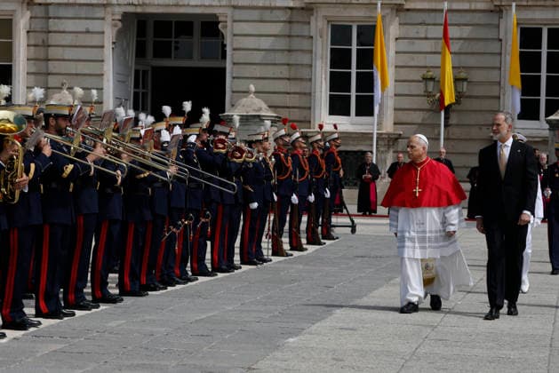 Spain s King Felipe VI (R) and Pope Leo XIV (2R) review the Royal Guard during the welcoming ceremony held at the Armeria Square in the Royal Palace in Madrid, Spain, 06 June 2026. Pope Leo XIV visits Spain !ACHTUNG: NUR REDAKTIONELLE NUTZUNG!  Copyright: xJ.J.xGuillénx GRAF1965 20260606-55020516633_1