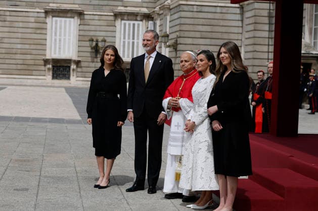 Spain s King Felipe VI (2L), Queen Letizia (2R), Crown Princess Leonor (L) and Infanta sofia (R) welcome Pope Leo XIV (C) at the Armeria Square in the Royal Palace in Madrid, Spain, 06 June 2026. Pope Leo XIV visits Spain !ACHTUNG: NUR REDAKTIONELLE NUTZUNG!  Copyright: xJ.J.xGuillénx GRAF1959 20260606-55020516675_1