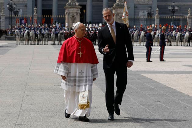 Spain s King Felipe VI (R) welcomes Pope Leo XIV during a ceremony at the Royal Palace s Armory Square, in Madrid, Spain, 06 June 2026. Pope Leo XIV is undertaking an official six-day visit to Spain from 06 to 12 June 2026 covering Madrid, Barcelona, and the Canary Islands. Pope Leo XIV visits Spain !ACHTUNG: NUR REDAKTIONELLE NUTZUNG!  Copyright: xJ.J.xGuillénx GRAF1961 20260606-55020516676_1