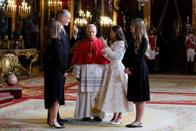 Spain s King Felipe VI (2L), Queen Letizia (2R), Crown Princess Leonor (L) and Infanta Sofia (R) walk along with Pope Leo XIV (2R) through the Royal Palace during the welcoming ceremony held in Madrid, Spain, 06 June 2026. Pope Leo XIV visits Spain !ACHTUNG: NUR REDAKTIONELLE NUTZUNG!  Copyright: xBallesterosx GRAF1968 20260606-55020516725_1