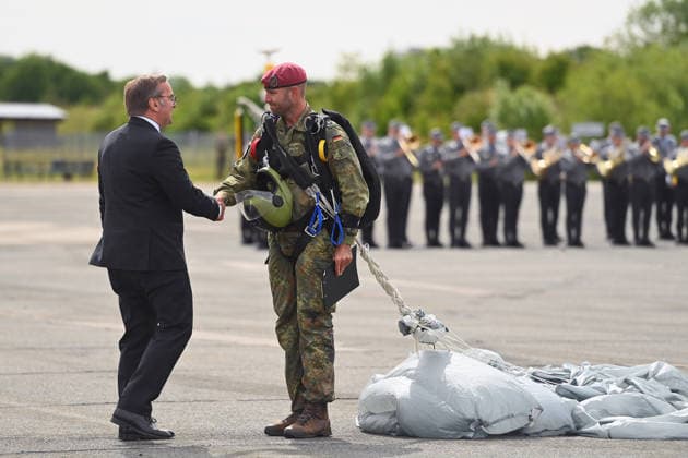 Sprungdienst Fallschimrspringer landet auf dem Appellplatz und bringt die Befoerderungsurkunden,Befoerderungsappell, wird von Verteidigungsminister Boris PISTORIUS begruesst, Tag der Bundeswehr 2026 am 06.06.2023 an der Universitaet der Bundeswehr in Neubiberg. *** Jump service parachute jumper lands on the roll call square and brings the promotion certificates, promotion roll call, is greeted by Defense Minister Boris PISTORIUS, Day of the Bundeswehr 2026 on 06 06 2023 at the University of the Bundeswehr in Neubiberg