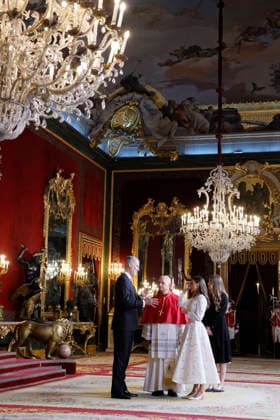 Spain s King Felipe VI (L), Queen Letizia (2R), Crown Princess Leonor (unseen) and Infanta Sofia (R) walk along with Pope Leo XIV (2L) through the Royal Palace during the welcoming ceremony held in Madrid, Spain, 06 June 2026. Pope Leo XIV visits Spain !ACHTUNG: NUR REDAKTIONELLE NUTZUNG!  Copyright: xBallesterosx GRAF1977 20260606-55020516766_1