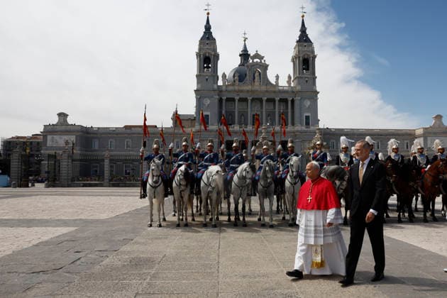 Spain s King Felipe VI (R) and Pope Leo XIV (L) during a welcoming ceremony held at the Armeria Square in the Royal Palace in Madrid, Spain, 06 June 2026. Pope Leo XIV visits Spain !ACHTUNG: NUR REDAKTIONELLE NUTZUNG!  Copyright: xJ.J.xGuillénx GRAF1987 20260606-55020516811_1
