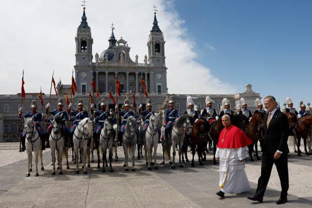 Spain s King Felipe VI (R) and Pope Leo XIV (L) during a welcoming ceremony held at the Armeria Square in the Royal Palace in Madrid, Spain, 06 June 2026. Pope Leo XIV visits Spain !ACHTUNG: NUR REDAKTIONELLE NUTZUNG!  Copyright: xJ.J.xGuillénx GRAF1988 20260606-55020516814_1