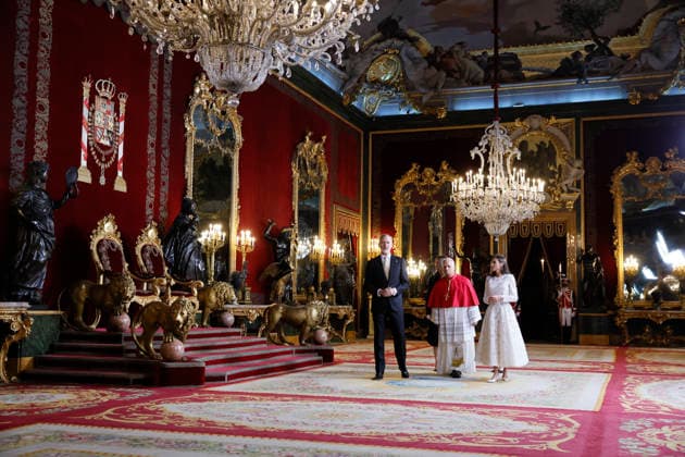 Spain s King Felipe VI (L), and Queen Letizia (R) walk along with Pope Leo XIV (C) through the Royal Palace during the welcoming ceremony held in Madrid, Spain, 06 June 2026. Pope Leo XIV visits Spain !ACHTUNG: NUR REDAKTIONELLE NUTZUNG!  Copyright: xBallesterosx GRAF1969 20260606-55020516825_1