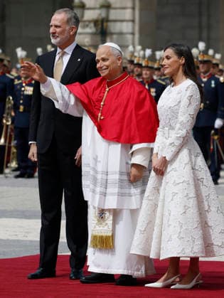 Spain s King Felipe VI (L) and Queen Letizia (R) greet Pope Leo XIV (C) during a welcoming ceremony held at the Armeria Square in the Royal Palace in Madrid, Spain, 06 June 2026. Pope Leo XIV visits Spain !ACHTUNG: NUR REDAKTIONELLE NUTZUNG!  Copyright: xJ.J.xGuillénx GRAF2003 20260606-55020516837_1