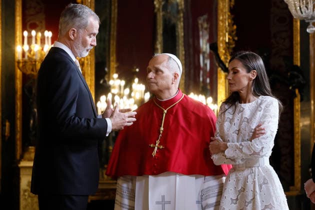 Spain s King Felipe VI (L), Queen Letizia (R) speak to Pope Leo XIV during the welcoming ceremony at the Royal Palace, in Madrid, Spain, 06 June 2026. Pope Leo XIV visits Spain !ACHTUNG: NUR REDAKTIONELLE NUTZUNG!  Copyright: xBallesterosx GRAF1974 20260606-55020516866_1