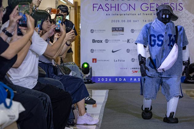 June 6, 2026, Kaohsiung City, Kaohsiung City, Taiwan: A bipedal humanoid robot walks down the runway at the 2026 EDA Fashion Show under the theme FASHION GENESIS, marking Taiwan s first-ever robotic fashion runway event, while attendees hold up smartphones to record the performance at E-DA Outlet Mall in Kaohsiung on June 6, 2026. Kaohsiung City Taiwan - ZUMAh198 20260606_zip_h198_004 Copyright: xCheng-ChiaxHuangx