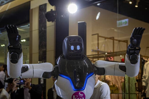 June 6, 2026, Kaohsiung City, Kaohsiung City, Taiwan: A bipedal humanoid robot walks down the runway at the 2026 EDA Fashion Show under the theme FASHION GENESIS, marking Taiwan s first-ever robotic fashion runway event, while attendees hold up smartphones to record the performance at E-DA Outlet Mall in Kaohsiung on June 6, 2026. Kaohsiung City Taiwan - ZUMAh198 20260606_zip_h198_002 Copyright: xCheng-ChiaxHuangx