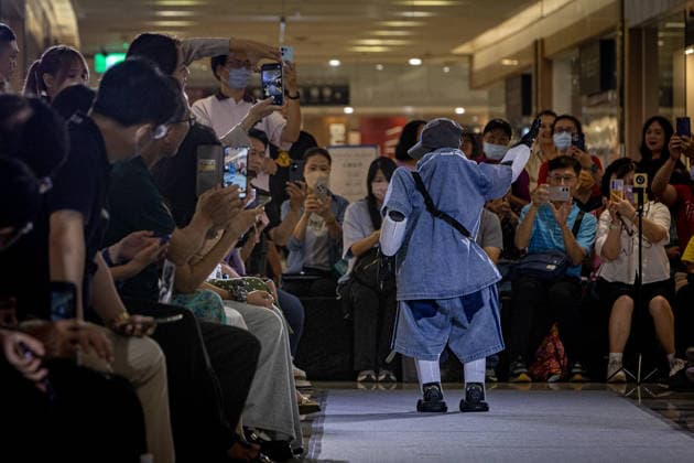 June 6, 2026, Kaohsiung City, Kaohsiung City, Taiwan: A bipedal humanoid robot walks down the runway at the 2026 EDA Fashion Show under the theme FASHION GENESIS, marking Taiwan s first-ever robotic fashion runway event, while attendees hold up smartphones to record the performance at E-DA Outlet Mall in Kaohsiung on June 6, 2026. Kaohsiung City Taiwan - ZUMAh198 20260606_zip_h198_006 Copyright: xCheng-ChiaxHuangx