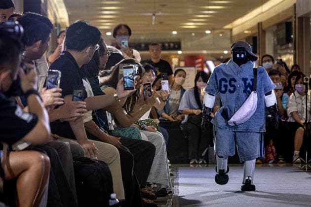 June 6, 2026, Kaohsiung City, Kaohsiung City, Taiwan: A bipedal humanoid robot walks down the runway at the 2026 EDA Fashion Show under the theme FASHION GENESIS, marking Taiwan s first-ever robotic fashion runway event, while attendees hold up smartphones to record the performance at E-DA Outlet Mall in Kaohsiung on June 6, 2026. Kaohsiung City Taiwan - ZUMAh198 20260606_zip_h198_007 Copyright: xCheng-ChiaxHuangx
