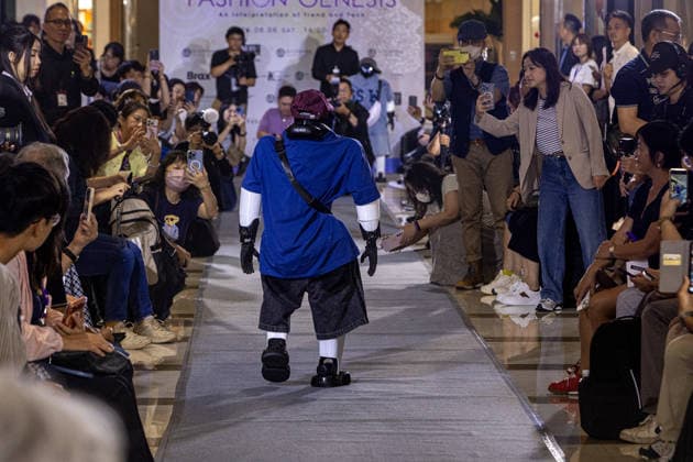 June 6, 2026, Kaohsiung City, Kaohsiung City, Taiwan: A bipedal humanoid robot walks down the runway at the 2026 EDA Fashion Show under the theme FASHION GENESIS, marking Taiwan s first-ever robotic fashion runway event, while attendees hold up smartphones to record the performance at E-DA Outlet Mall in Kaohsiung on June 6, 2026. Kaohsiung City Taiwan - ZUMAh198 20260606_zip_h198_009 Copyright: xCheng-ChiaxHuangx