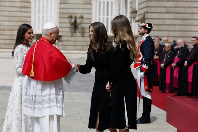 Spain s Crown Princess Leonor (3L) and Infanta Sofia (2R) greet Pope Leo XIV (2L) during a welcoming ceremony held at the Armeria Square in the Royal Palace in Madrid, Spain, 06 June 2026. Pope Leo XIV visits Spain !ACHTUNG: NUR REDAKTIONELLE NUTZUNG!  Copyright: xJ.J.xGuillénx GRAF1979 20260606-55020516966_1
