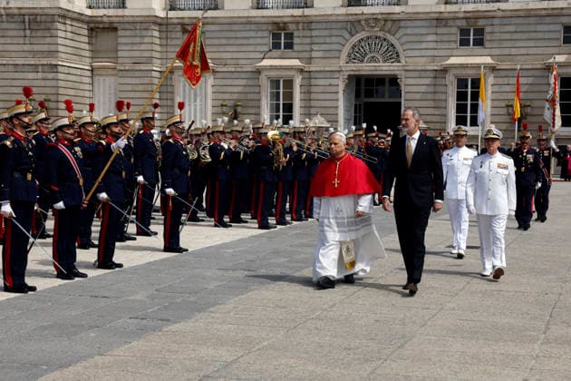Spain s King Felipe VI (3R) and Pope Leo XIV (C) review the Royal Guard during a welcoming ceremony held at the Armeria Square in the Royal Palace in Madrid, Spain, 06 June 2026. Pope Leo XIV visits Spain !ACHTUNG: NUR REDAKTIONELLE NUTZUNG!  Copyright: xJ.J.xGuillénx GRAF1998 20260606-55020517063_1