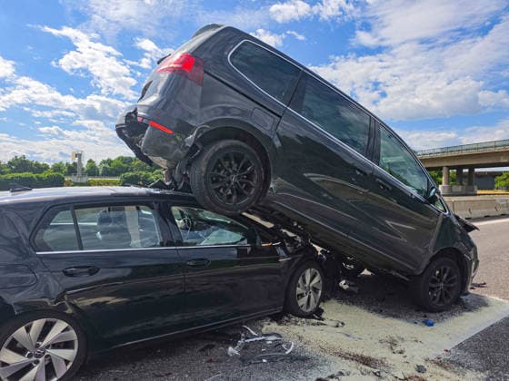 Schwere Karambolage auf A5 bei Ettenheim: Vier Fahrzeuge prallen auf der Autobahn zusammen - ein VW wird durch die Wucht unter einen voraufahrenden Familienvan geschoben, welcher angehoben und schräg auf dem Dach des VW landet - insgesamt 11 Personen sin Ein spektakulärer Auffahrunfall hat am Samstagvormittag auf der A5 zwischen Lahr und Ettenheim für einen Großeinsatz von Feuerwehr und Rettungskräften gesorgt. Kurz vor der Ausfahrt Ettenheim in Fahrtrichtung Basel kollidierten gegen 9 Uhr vier Fahrzeuge miteinander. Nach ersten Erkenntnissen der Polizei, fuhr ein Toyota-Elektrofahrzeug aus bislang ungeklärter Ursache mit erheblicher Wucht auf das Heck eines VW Golf auf. Durch den Aufprall wurde der Golf nach vorne geschleudert und pr Copyright: xEstherxBuschx xEinsatzReport24x