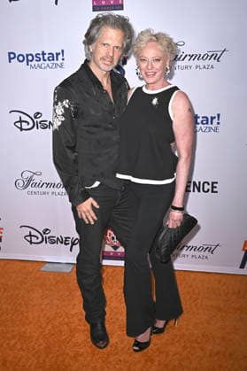 Nick Holmes und Virginia Madsen bei der 33. Race to Erase MS Gala im Fairmont Century Plaza. Los Angeles, 05.06.2026 *** Nick Holmes and Virginia Madsen at the 33 Race to Erase MS Gala at the Fairmont Century Plaza Los Angeles, 05 06 2026 Foto:xD.xStarbuckx xFuturexImagex ms_6642