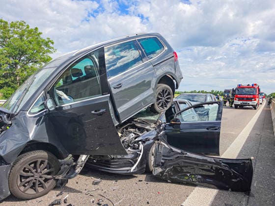Schwere Karambolage auf A5 bei Ettenheim: Vier Fahrzeuge prallen auf der Autobahn zusammen - ein VW wird durch die Wucht unter einen voraufahrenden Familienvan geschoben, welcher angehoben und schräg auf dem Dach des VW landet - insgesamt 11 Personen sin Ein spektakulärer Auffahrunfall hat am Samstagvormittag auf der A5 zwischen Lahr und Ettenheim für einen Großeinsatz von Feuerwehr und Rettungskräften gesorgt. Kurz vor der Ausfahrt Ettenheim in Fahrtrichtung Basel kollidierten gegen 9 Uhr vier Fahrzeuge miteinander. Nach ersten Erkenntnissen der Polizei, fuhr ein Toyota-Elektrofahrzeug aus bislang ungeklärter Ursache mit erheblicher Wucht auf das Heck eines VW Golf auf. Durch den Aufprall wurde der Golf nach vorne geschleudert und pr Copyright: xEstherxBuschx xEinsatzReport24x
