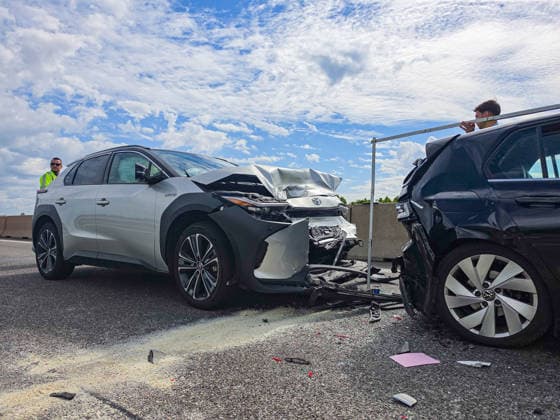 Schwere Karambolage auf A5 bei Ettenheim: Vier Fahrzeuge prallen auf der Autobahn zusammen - ein VW wird durch die Wucht unter einen voraufahrenden Familienvan geschoben, welcher angehoben und schräg auf dem Dach des VW landet - insgesamt 11 Personen sin Ein spektakulärer Auffahrunfall hat am Samstagvormittag auf der A5 zwischen Lahr und Ettenheim für einen Großeinsatz von Feuerwehr und Rettungskräften gesorgt. Kurz vor der Ausfahrt Ettenheim in Fahrtrichtung Basel kollidierten gegen 9 Uhr vier Fahrzeuge miteinander. Nach ersten Erkenntnissen der Polizei, fuhr ein Toyota-Elektrofahrzeug aus bislang ungeklärter Ursache mit erheblicher Wucht auf das Heck eines VW Golf auf. Durch den Aufprall wurde der Golf nach vorne geschleudert und pr Copyright: xEstherxBuschx xEinsatzReport24x