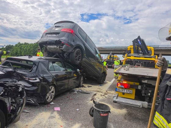 Schwere Karambolage auf A5 bei Ettenheim: Vier Fahrzeuge prallen auf der Autobahn zusammen - ein VW wird durch die Wucht unter einen voraufahrenden Familienvan geschoben, welcher angehoben und schräg auf dem Dach des VW landet - insgesamt 11 Personen sin Ein spektakulärer Auffahrunfall hat am Samstagvormittag auf der A5 zwischen Lahr und Ettenheim für einen Großeinsatz von Feuerwehr und Rettungskräften gesorgt. Kurz vor der Ausfahrt Ettenheim in Fahrtrichtung Basel kollidierten gegen 9 Uhr vier Fahrzeuge miteinander. Nach ersten Erkenntnissen der Polizei, fuhr ein Toyota-Elektrofahrzeug aus bislang ungeklärter Ursache mit erheblicher Wucht auf das Heck eines VW Golf auf. Durch den Aufprall wurde der Golf nach vorne geschleudert und pr Copyright: xEstherxBuschx xEinsatzReport24x