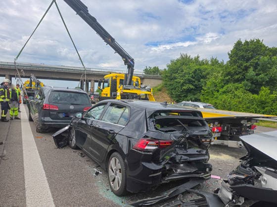 Schwere Karambolage auf A5 bei Ettenheim: Vier Fahrzeuge prallen auf der Autobahn zusammen - ein VW wird durch die Wucht unter einen voraufahrenden Familienvan geschoben, welcher angehoben und schräg auf dem Dach des VW landet - insgesamt 11 Personen sin Ein spektakulärer Auffahrunfall hat am Samstagvormittag auf der A5 zwischen Lahr und Ettenheim für einen Großeinsatz von Feuerwehr und Rettungskräften gesorgt. Kurz vor der Ausfahrt Ettenheim in Fahrtrichtung Basel kollidierten gegen 9 Uhr vier Fahrzeuge miteinander. Nach ersten Erkenntnissen der Polizei, fuhr ein Toyota-Elektrofahrzeug aus bislang ungeklärter Ursache mit erheblicher Wucht auf das Heck eines VW Golf auf. Durch den Aufprall wurde der Golf nach vorne geschleudert und pr Copyright: xEstherxBuschx xEinsatzReport24x