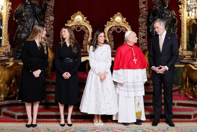 Spain s King Felipe VI (R), Queen Letizia (3L), Crown Princess Leonor (2L) and Infanta Sofia (L) next to Pope Leo XIV (2R) during the welcoming event held at the Royal Palace in Madrid, Spain, 06 June 2026. Pope Leo XIV visits Spain !ACHTUNG: NUR REDAKTIONELLE NUTZUNG!  Copyright: xBallesterosx GRAF2066 20260606-55020517195_1