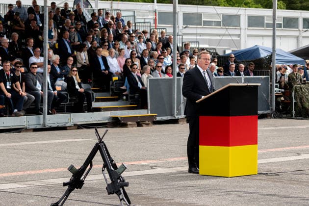 Neubiberg (Munich), Bavaria, Germany June 6, 2026: German Armed Forces Day 2026 in Neubiberg (Munich). Federal Minister of Defense Boris Pistorius (SPD) speaks into the microphone at the promotion ceremony *** Tag der Bundeswehr 2026 in Neubiberg (München). Bundesminister der Verteidigung Boris Pistorius (SPD) spricht beim Beförderungsappel am Mikrofon
