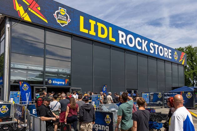 Musikfestival Rock im Park 2026 - Lidl Rock Store, Nürnberg, 06.06.2026 Besucher stehen am Eingang des Lidl Rock Store auf dem Gelaende des Musikfestivals Rock im Park. Der temporaere Markt des Lebensmittelhaendlers Lidl versorgt Festivalbesucher mit Verpflegung. Nürnberg Bayern Deutschland *** Music festival Rock im Park 2026 Lidl Rock Store, Nuremberg, 06 06 2026 Visitors stand at the entrance of the Lidl Rock Store on the grounds of the Rock im Park music festival The temporary market of the Lidl food retailer provides festival visitors with food Nuremberg Bavaria Germany 20260606-286A8124-M4000