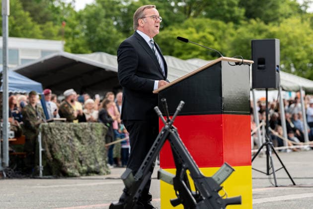 Neubiberg (Munich), Bavaria, Germany June 6, 2026: German Armed Forces Day 2026 in Neubiberg (Munich). Federal Minister of Defense Boris Pistorius (SPD) speaks into the microphone at the promotion ceremony *** Tag der Bundeswehr 2026 in Neubiberg (München). Bundesminister der Verteidigung Boris Pistorius (SPD) spricht beim Beförderungsappel am Mikrofon