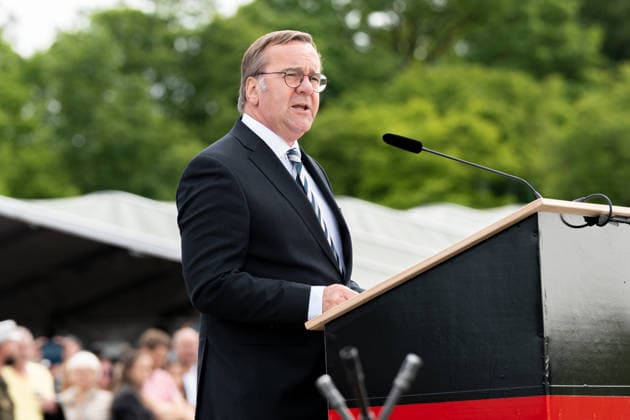 Neubiberg (Munich), Bavaria, Germany June 6, 2026: German Armed Forces Day 2026 in Neubiberg (Munich). Federal Minister of Defense Boris Pistorius (SPD) speaks into the microphone at the promotion ceremony *** Tag der Bundeswehr 2026 in Neubiberg (München). Bundesminister der Verteidigung Boris Pistorius (SPD) spricht beim Beförderungsappel am Mikrofon