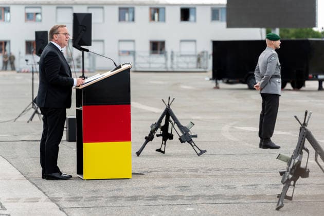 Neubiberg (Munich), Bavaria, Germany June 6, 2026: German Armed Forces Day 2026 in Neubiberg (Munich). Federal Minister of Defense Boris Pistorius (SPD) speaks into the microphone at the promotion ceremony *** Tag der Bundeswehr 2026 in Neubiberg (München). Bundesminister der Verteidigung Boris Pistorius (SPD) spricht beim Beförderungsappel am Mikrofon
