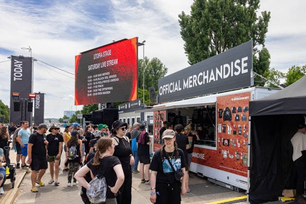 Musikfestival Rock im Park 2026, Nürnberg, 06.06.2026 Besucher am Official-Merchandise-Stand beim Rock im Park 2026. Auf einer LED-Leinwand ist das Tagesprogramm der Utopia Stage mit Acts wie Iron Maiden, The Offspring und Black Veil Brides zu sehen. Nürnberg Bayern Deutschland *** Music festival Rock im Park 2026, Nuremberg, 06 06 2026 Visitors at the Official Merchandise Stand at Rock im Park 2026 The daily program of the Utopia Stage with acts such as Iron Maiden, The Offspring and Black Veil Brides can be seen on an LED screen Nuremberg Bavaria Germany 20260606-286A8166-M4000