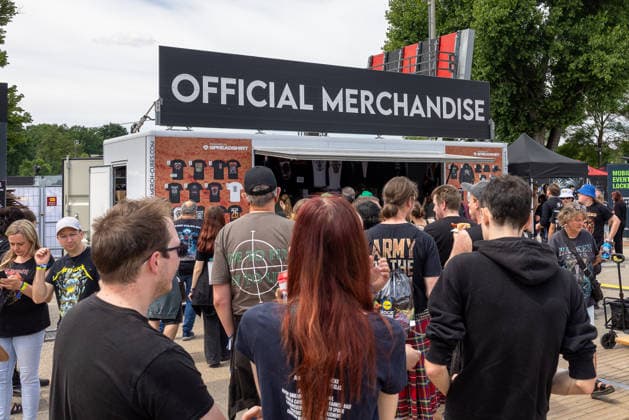 Musikfestival Rock im Park 2026, Nürnberg, 06.06.2026 Besucher stehen vor dem offiziellen Merchandise-Stand des Rock im Park Festivals. Das Stand-System wird von Spreadshirt betrieben und bietet Band-Shirts und Festival-Artikel an. Nürnberg Bayern Deutschland *** Music festival Rock im Park 2026, Nuremberg, 06 06 2026 Visitors stand in front of the official merchandise stand of the Rock im Park festival The stand system is operated by Spreadshirt and offers band shirts and festival articles Nuremberg Bavaria Germany 20260606-286A8167-M4000