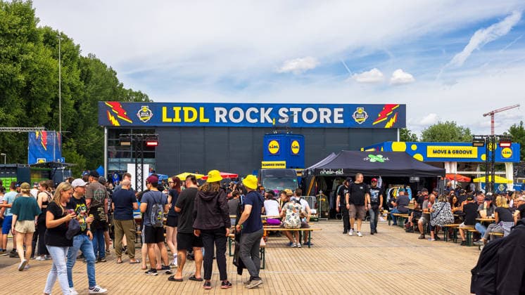 Musikfestival Rock im Park 2026 - Lidl Rock Store, Nürnberg, 06.06.2026 Besucher des Musikfestivals Rock im Park versammeln sich vor dem Lidl Rock Store , einem Versorgungsbereich des Einzelhandelsunternehmens Lidl auf dem Festivalgelaende. Nürnberg Bayern Deutschland *** Music festival Rock im Park 2026 Lidl Rock Store, Nuremberg, 06 06 2026 Visitors of the music festival Rock im Park gather in front of the Lidl Rock Store , a supply area of the retail company Lidl on the festival grounds Nuremberg Bavaria Germany 20260606-286A8168-M4000