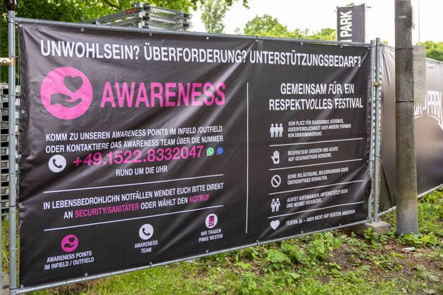 Musikfestival Rock im Park 2026, Nürnberg, 06.06.2026 Awareness-Banner auf dem Festivalgelände von Rock im Park. Das Schild informiert Besucherinnen und Besucher über Hilfsangebote, Kontaktmöglichkeiten sowie Verhaltensregeln gegen Diskriminierung und Belästigung. Nürnberg Bayern Deutschland *** Rock im Park 2026 music festival, Nuremberg, 06 06 2026 Awareness banner on the Rock im Park festival site The sign informs visitors about offers of help, contact options and rules of conduct against discrimination and harassment Nuremberg Bavaria Germany 20260606-286A8171-M4000