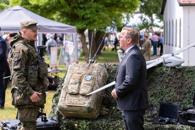Neubiberg (Munich), Bavaria, Germany June 6, 2026: Bundeswehr Day 2026 in Neubiberg (Munich). Federal Minister of Defense Boris Pistorius (SPD) speaks at a booth where a FALKE drone is on display alongside an armed soldier in a Flecktarn uniform *** Tag der Bundeswehr 2026 in Neubiberg (München). Bundesminister der Verteidigung Boris Pistorius (SPD) spricht an einem Stand an dem eine FALKE Drohne Aufgebaut ist mit einem bewaffneten Soldaten in Flecktarn Uniform