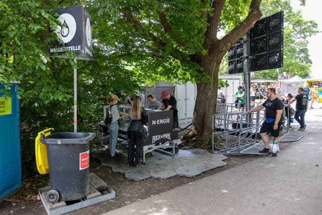Musikfestival Rock im Park 2026, Nürnberg, 06.06.2026 Kostenlose Wasserausgabe an einer Wasserstelle auf dem Festivalgelände. Die Station ist mit dem Logo von N-ERGIE und Rock im Park gekennzeichnet. Nürnberg Bayern Deutschland *** Rock im Park 2026 music festival, Nuremberg, 06 06 2026 Free water dispenser at a water point on the festival site The station is marked with the N ERGIE and Rock im Park logo Nuremberg Bavaria Germany 20260606-286A8177-M4000