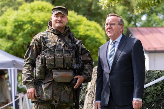 Neubiberg (Munich), Bavaria, Germany June 6, 2026: Bundeswehr Day 2026 in Neubiberg (Munich). Federal Minister of Defense Boris Pistorius (SPD) speaks at a booth where a FALKE drone is on display alongside an armed soldier in a Flecktarn uniform *** Tag der Bundeswehr 2026 in Neubiberg (München). Bundesminister der Verteidigung Boris Pistorius (SPD) spricht an einem Stand an dem eine FALKE Drohne Aufgebaut ist mit einem bewaffneten Soldaten in Flecktarn Uniform