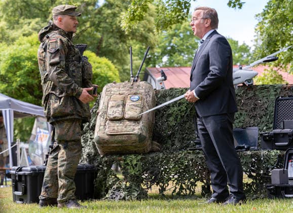 Neubiberg (Munich), Bavaria, Germany June 6, 2026: Bundeswehr Day 2026 in Neubiberg (Munich). Federal Minister of Defense Boris Pistorius (SPD) speaks at a booth where a FALKE drone is on display alongside an armed soldier in a Flecktarn uniform *** Tag der Bundeswehr 2026 in Neubiberg (München). Bundesminister der Verteidigung Boris Pistorius (SPD) spricht an einem Stand an dem eine FALKE Drohne Aufgebaut ist mit einem bewaffneten Soldaten in Flecktarn Uniform