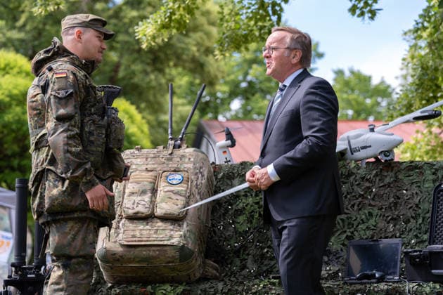 Neubiberg (Munich), Bavaria, Germany June 6, 2026: Bundeswehr Day 2026 in Neubiberg (Munich). Federal Minister of Defense Boris Pistorius (SPD) speaks at a booth where a FALKE drone is on display alongside an armed soldier in a Flecktarn uniform *** Tag der Bundeswehr 2026 in Neubiberg (München). Bundesminister der Verteidigung Boris Pistorius (SPD) spricht an einem Stand an dem eine FALKE Drohne Aufgebaut ist mit einem bewaffneten Soldaten in Flecktarn Uniform